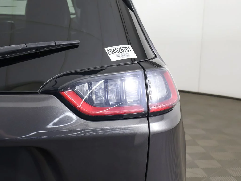 Used 2019 Gray Jeep Latitude Plus image 14