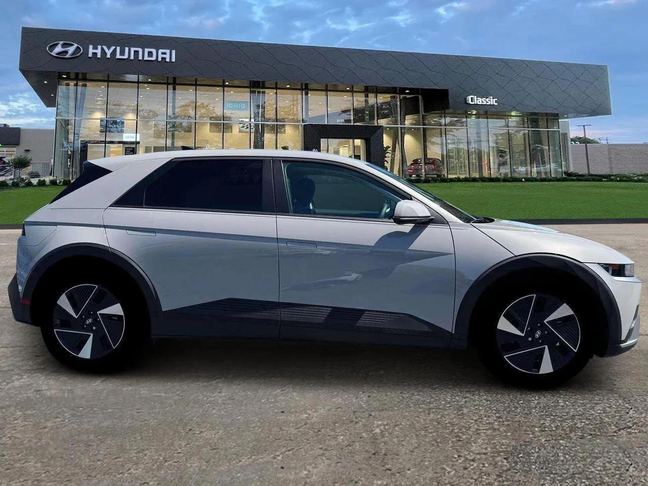New 2025 Cyber Gray Hyundai SE image 9