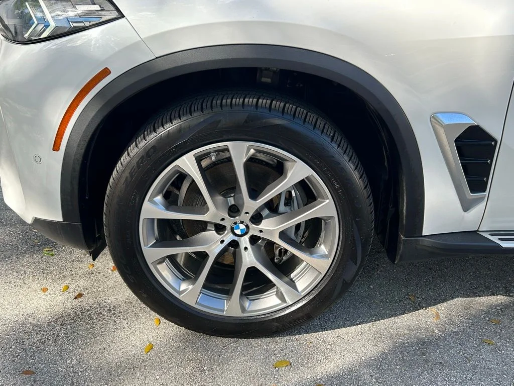 Used 2025 White BMW xDrive40i image 32