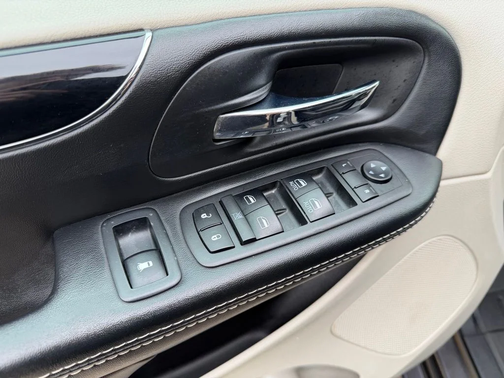 Used 2019 Gray Dodge SXT image 10