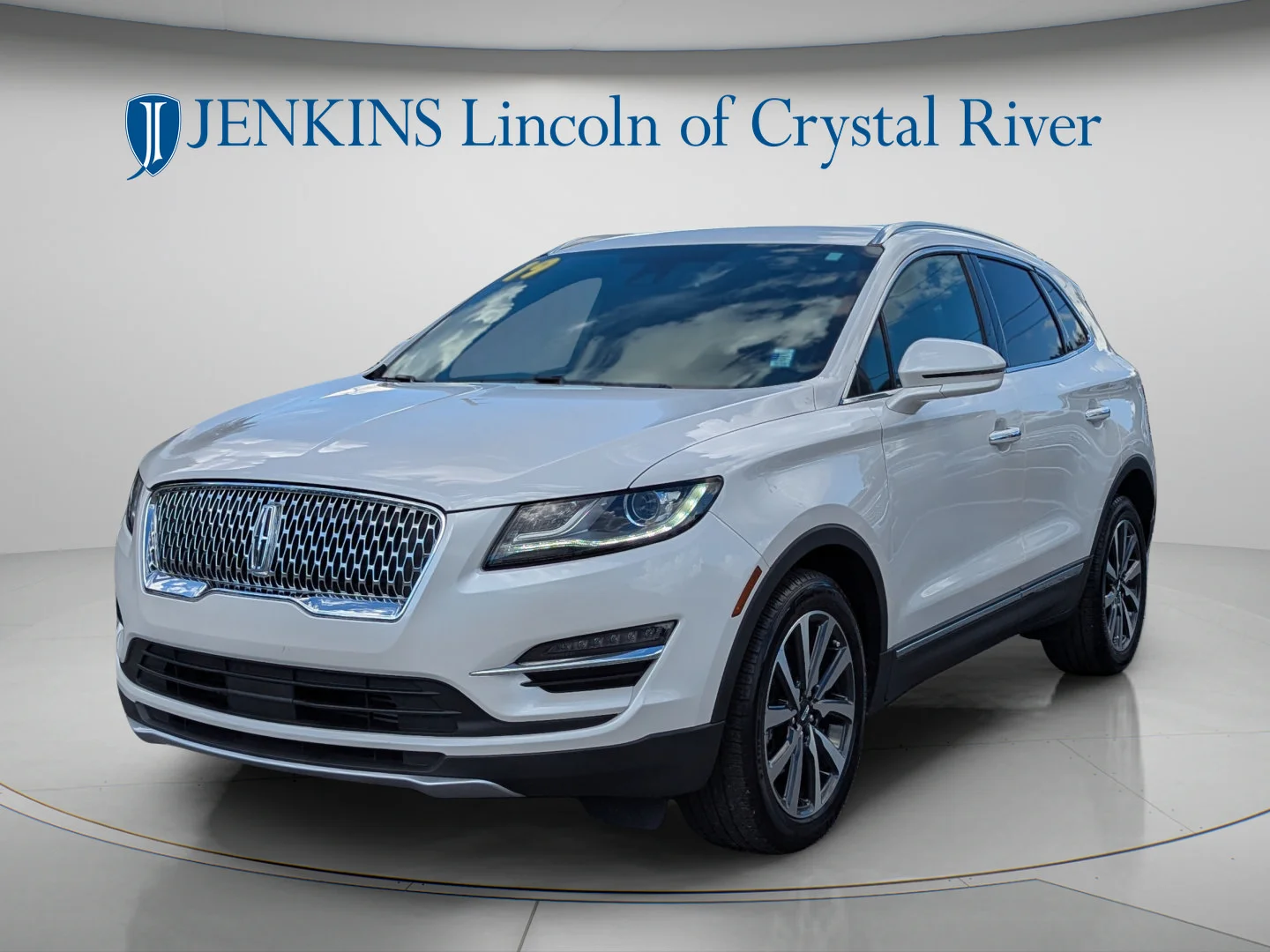 Used 2019 White Platinum Clearcoat Metallic Lincoln Reserve image 13