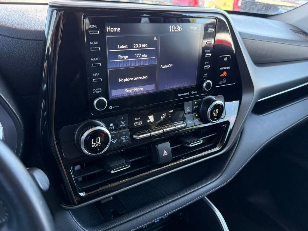 2022 Toyota Highlander LE - Photo 21