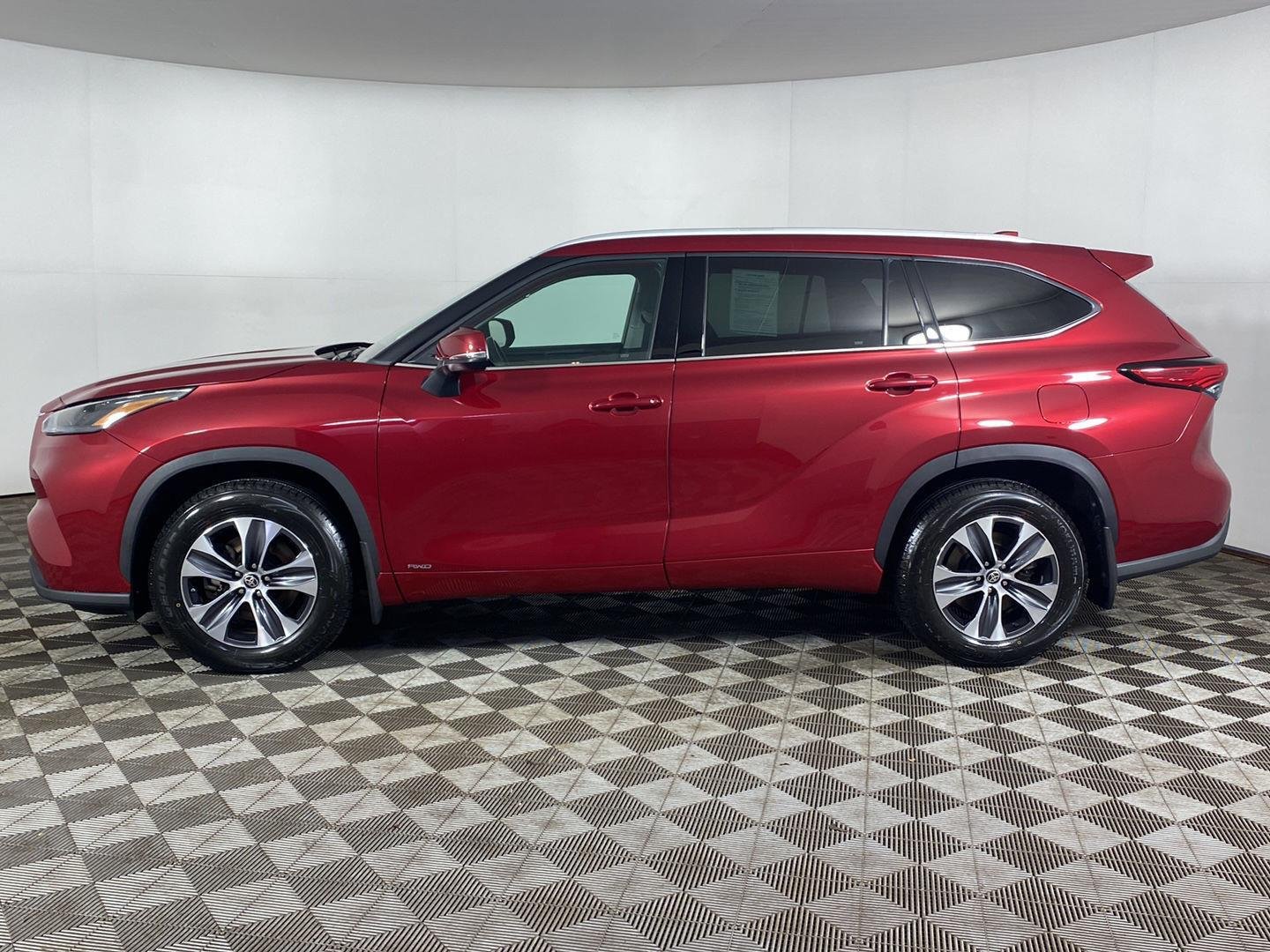 Used 2022 Pearl Toyota XLE image 3