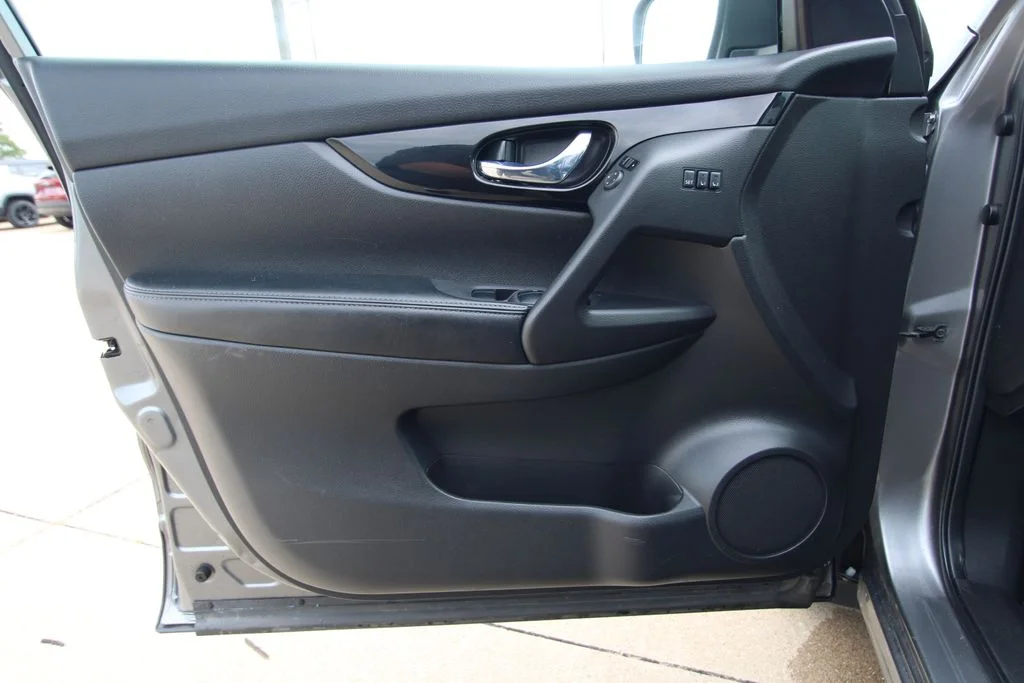 Used 2022 Gun Metallic Nissan SV image 36