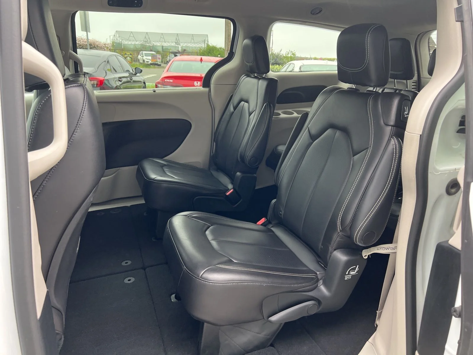 Used 2023 White Chrysler Touring L image 12