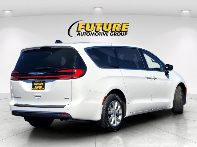 Used 2025 White Chrysler Select image 4