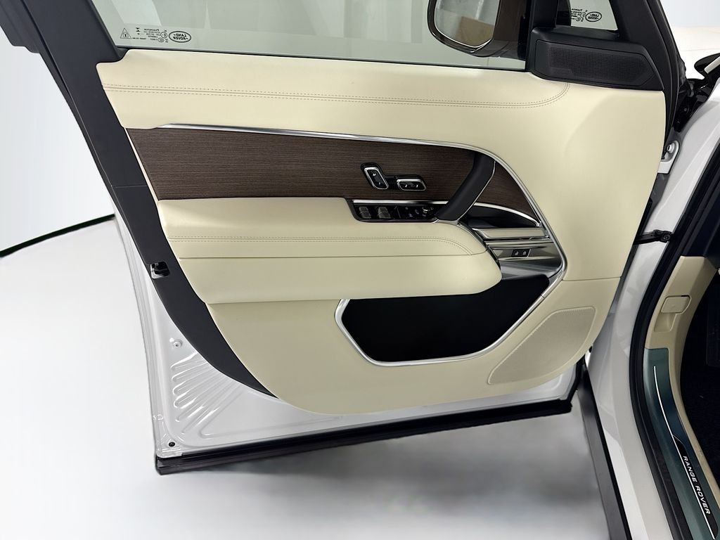 New 2026 Fuji White LAND ROVER SE 7 Seats image 25