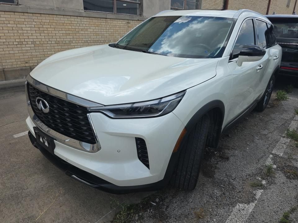Certified Used 2023 White INFINITI LUXE image 3