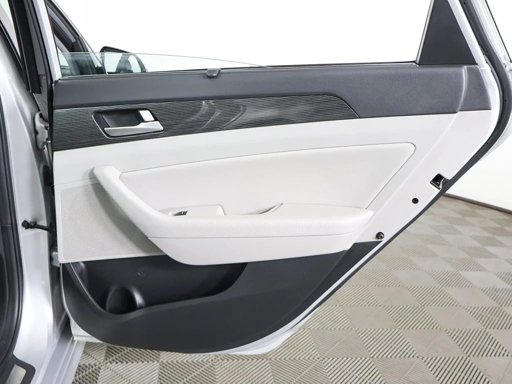 Used 2019 Silver Hyundai Limited image 28