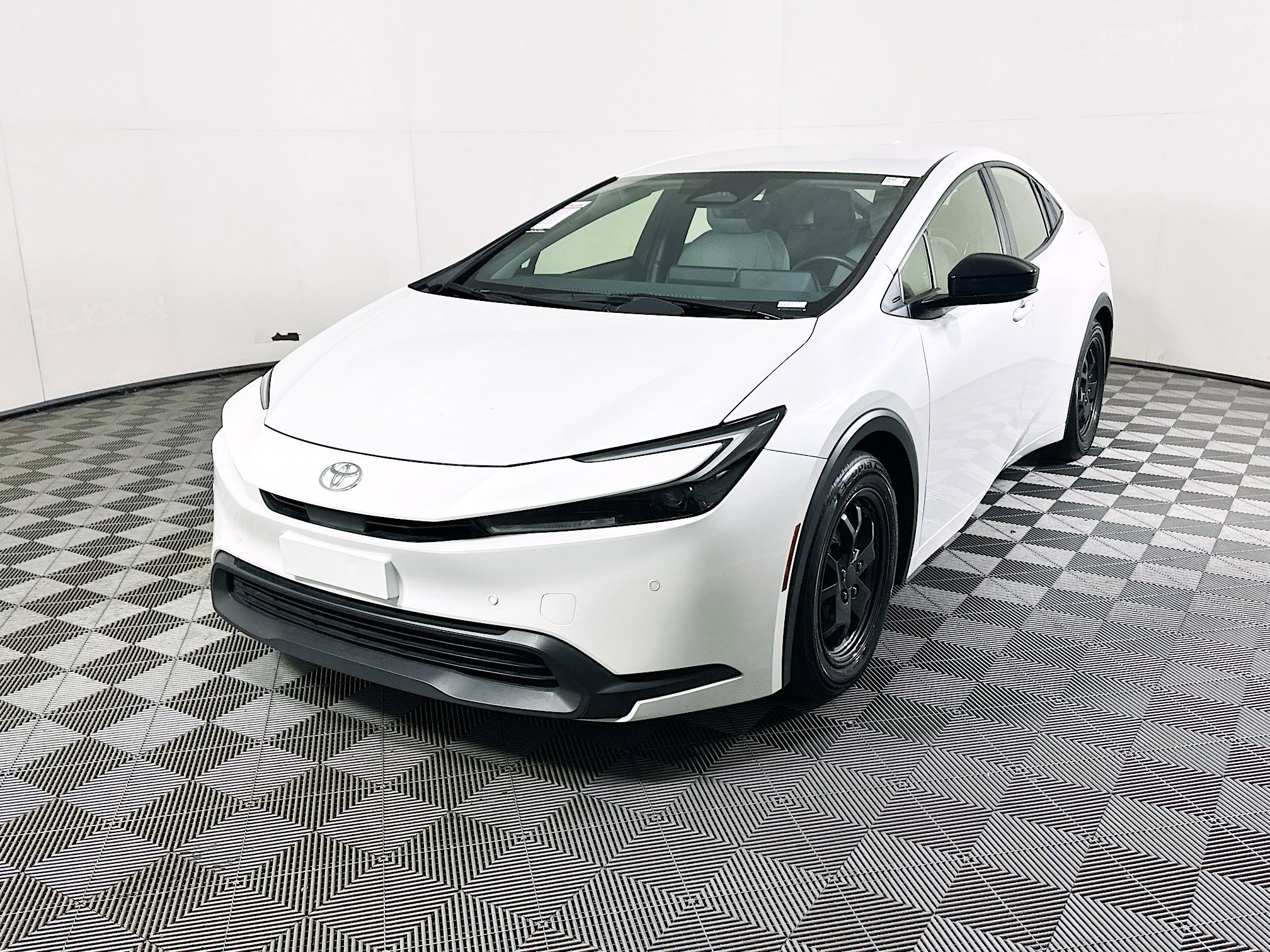 Used 2023 Pearl Toyota LE image 7