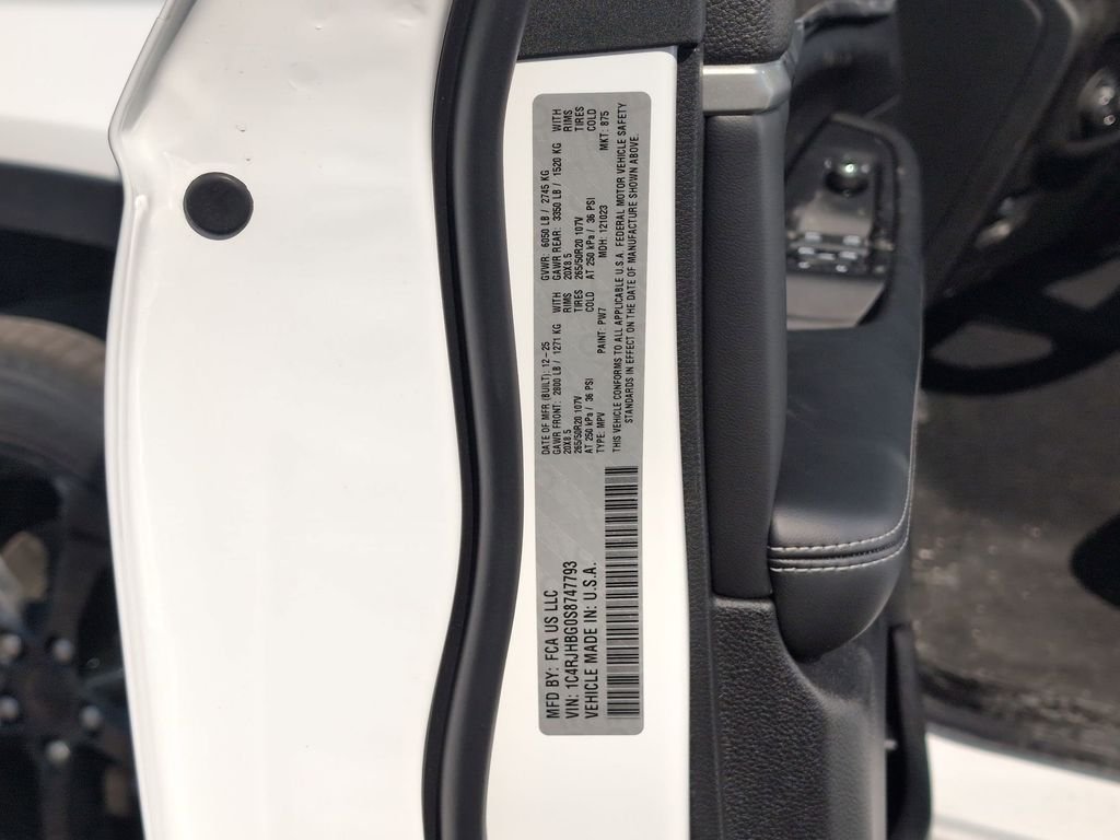 New 2025 Bright White Clear-Coat Exterior Paint Jeep Limited image 29
