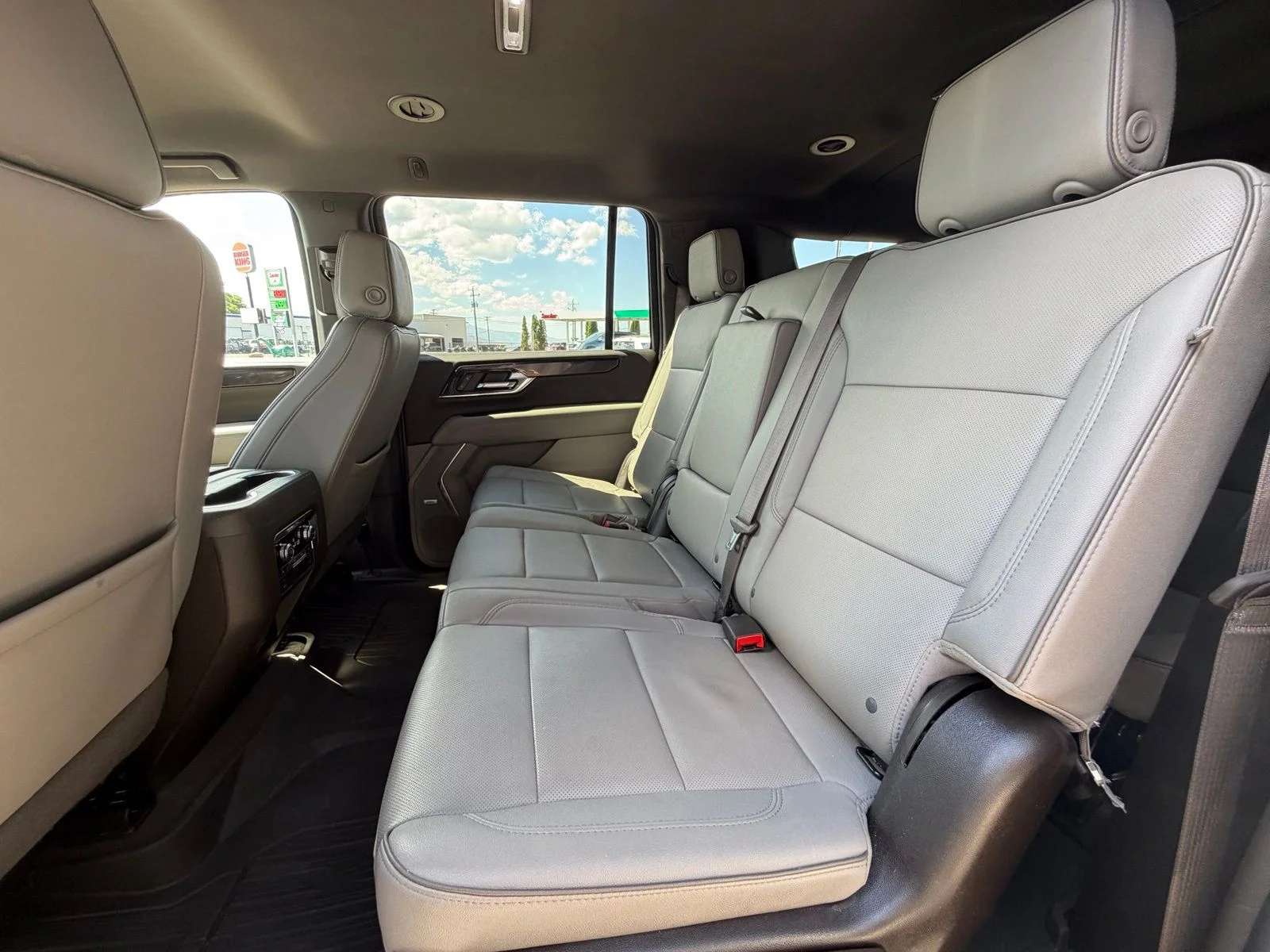 Used 2025 White GMC Elevation image 24