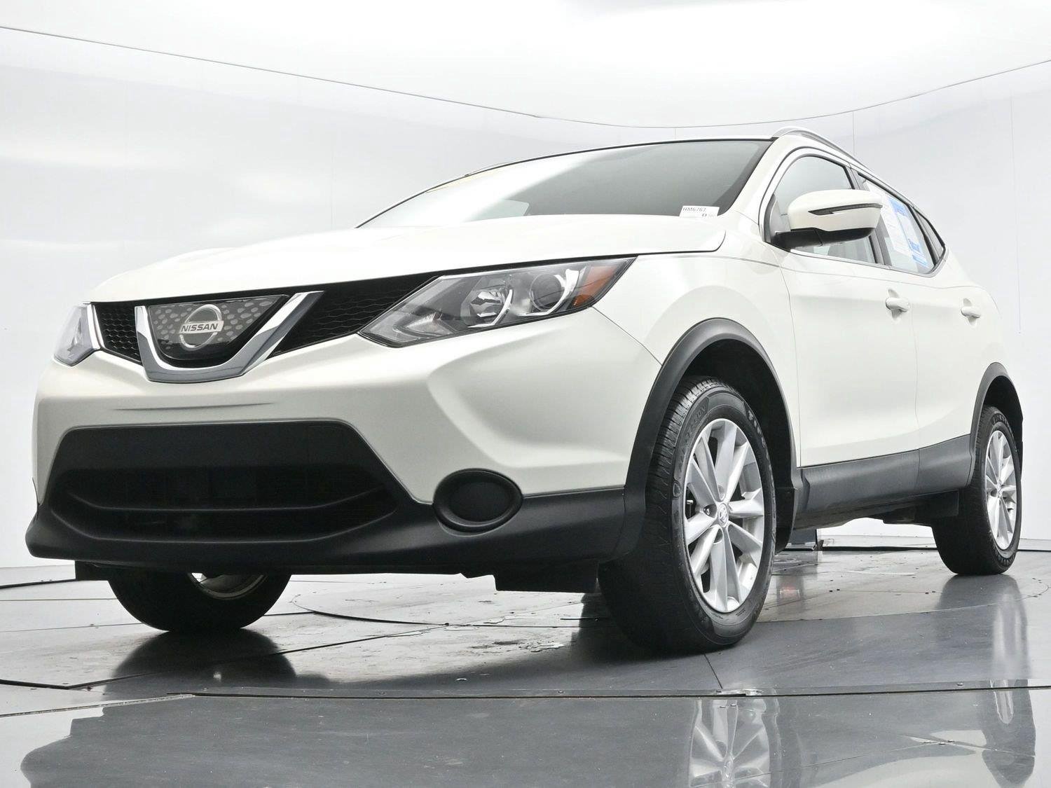 Used 2018 Pearl White Nissan SV image 40