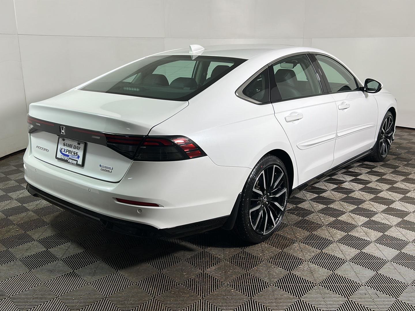 Used 2023 Platinum White Pearl Honda Touring image 6