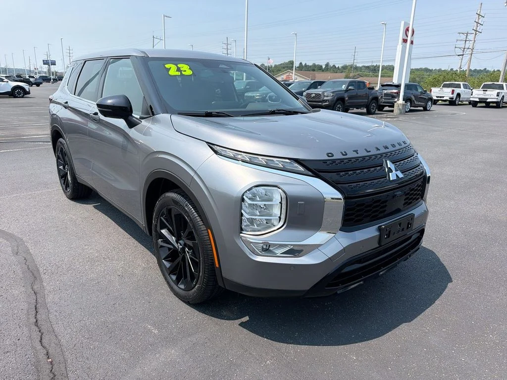 Used 2023  Mitsubishi SE Black Edition image 2