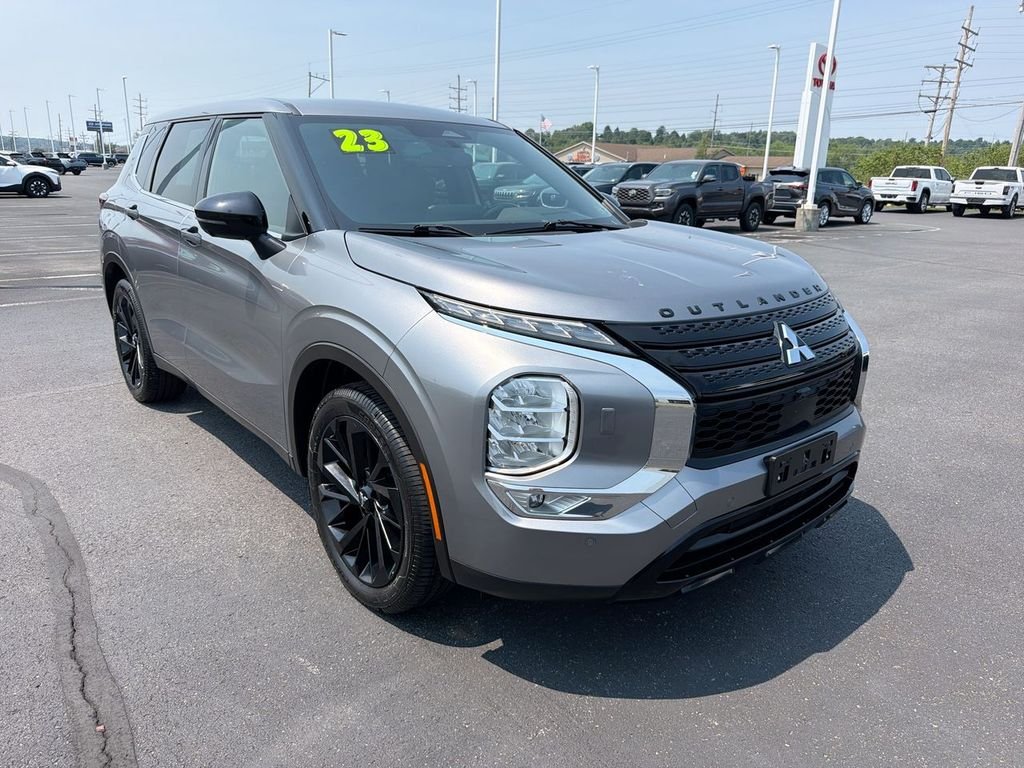 Used 2023  Mitsubishi SE Black Edition image 2