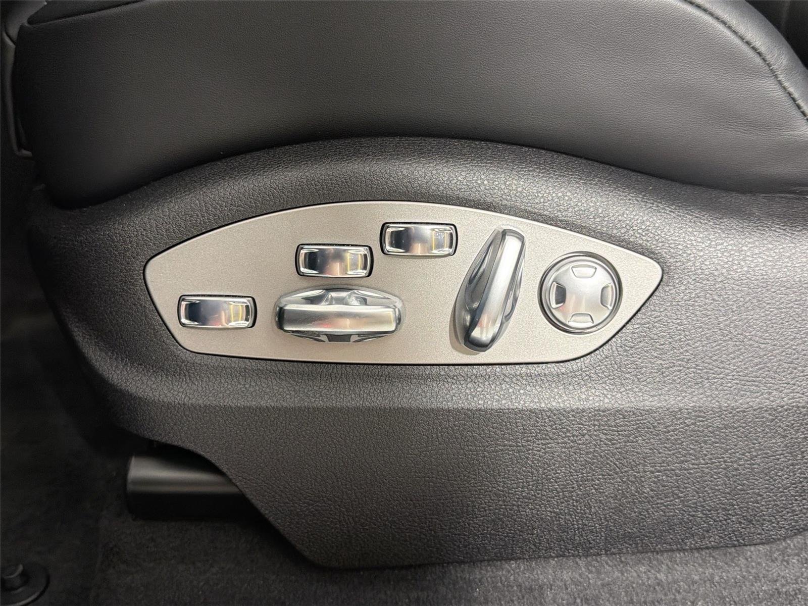 New 2026 Gentian Blue Metallic Porsche AWD image 32