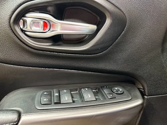 Used 2021  Jeep Latitude Plus image 18