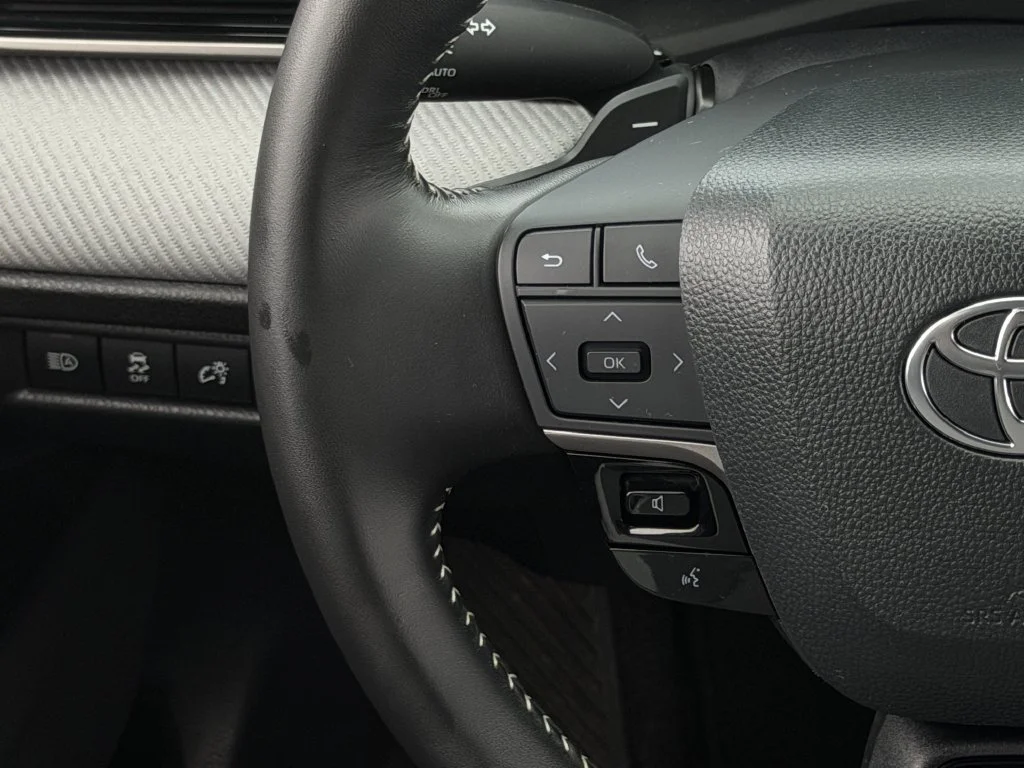 Used 2025  Toyota SE image 16