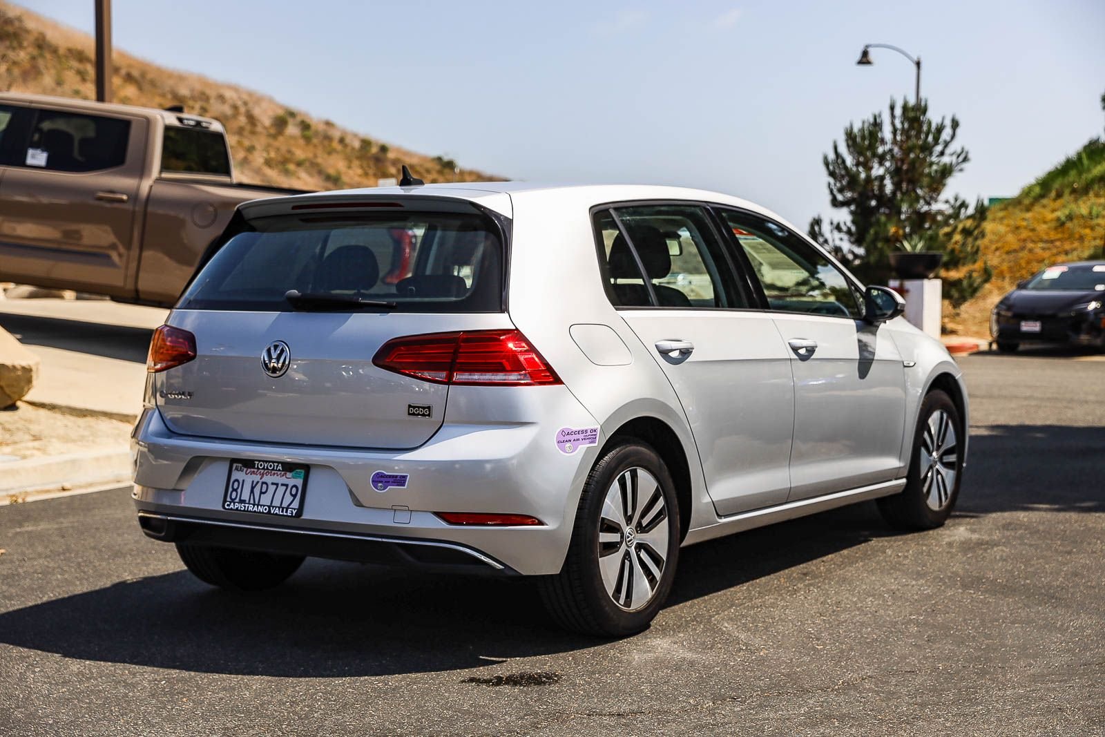 Used 2019 Reflex Silver Metallic Volkswagen SE image 4