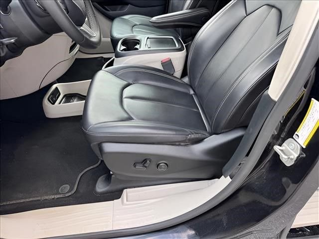 Used 2023 Black Chrysler Touring L image 6