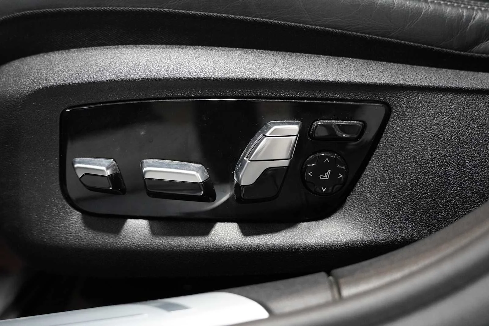 Used 2020 Black Sapphire Metallic BMW 740i xDrive image 13