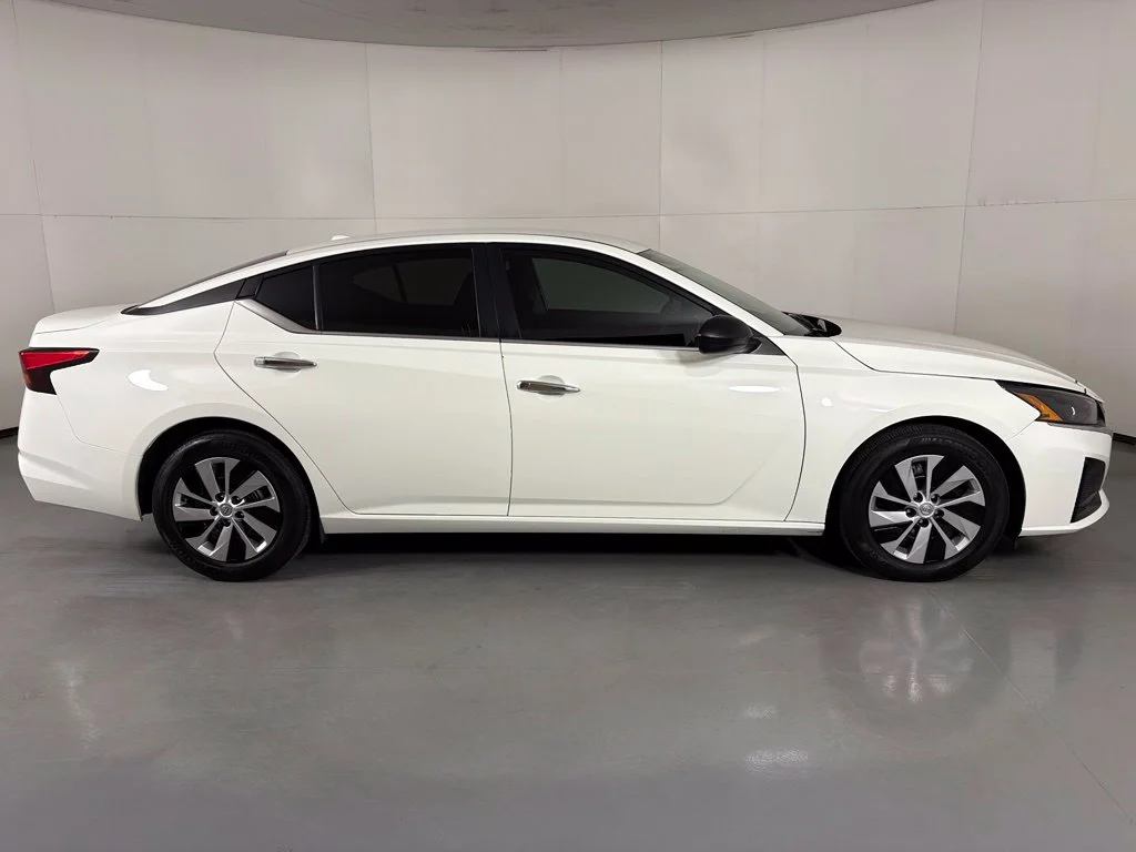 Used 2025 White Nissan 2.5 S image 9