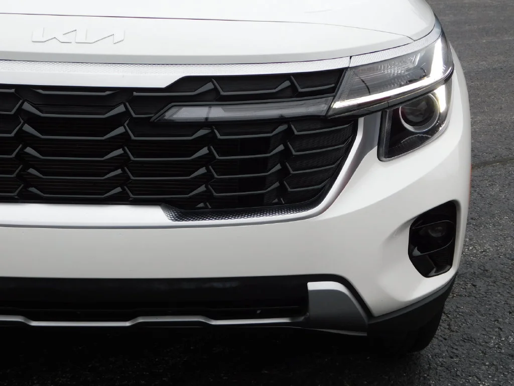 Used 2024 White Kia EX image 9