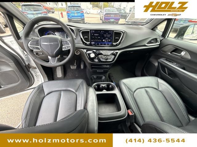 Used 2025 White Chrysler Select image 19