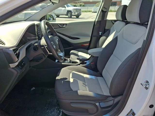 Used 2020 White Hyundai SE image 12