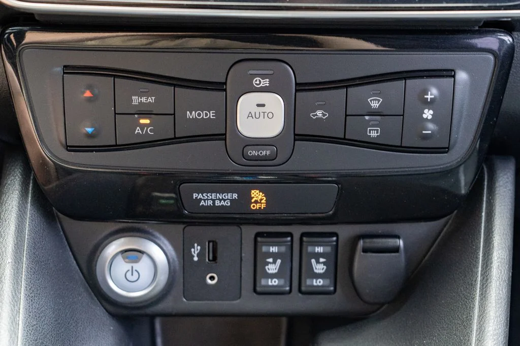 Used 2018 Blue Nissan SL image 18