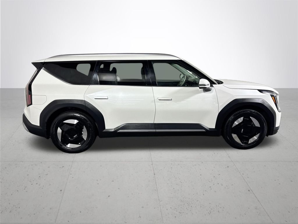 Used 2024 White Kia Wind image 5