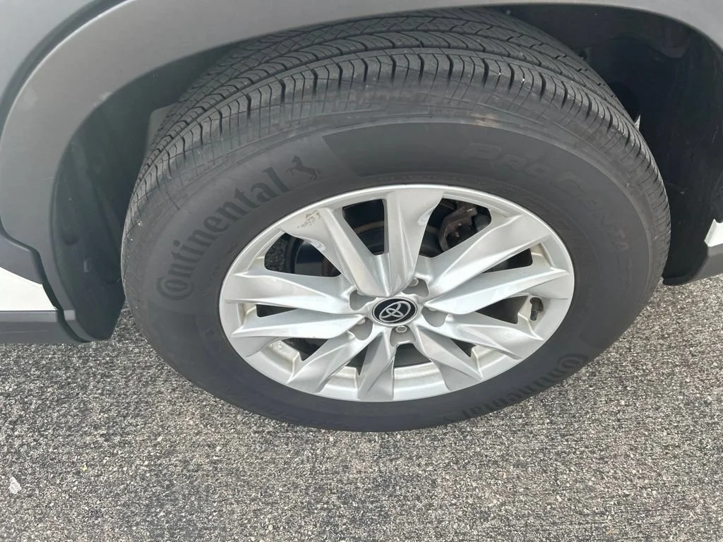 Used 2022 Pearl Toyota LE image 14
