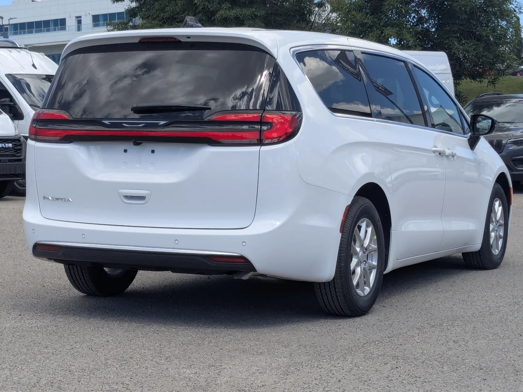 New 2027 White Chrysler Select - - FWD - Stow n Go Seating - Remote Start - Adaptive Cruise w/Stop&Go & More! image 8