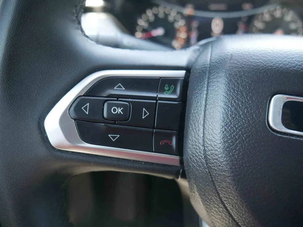 Used 2024 Silver Jeep Latitude image 34