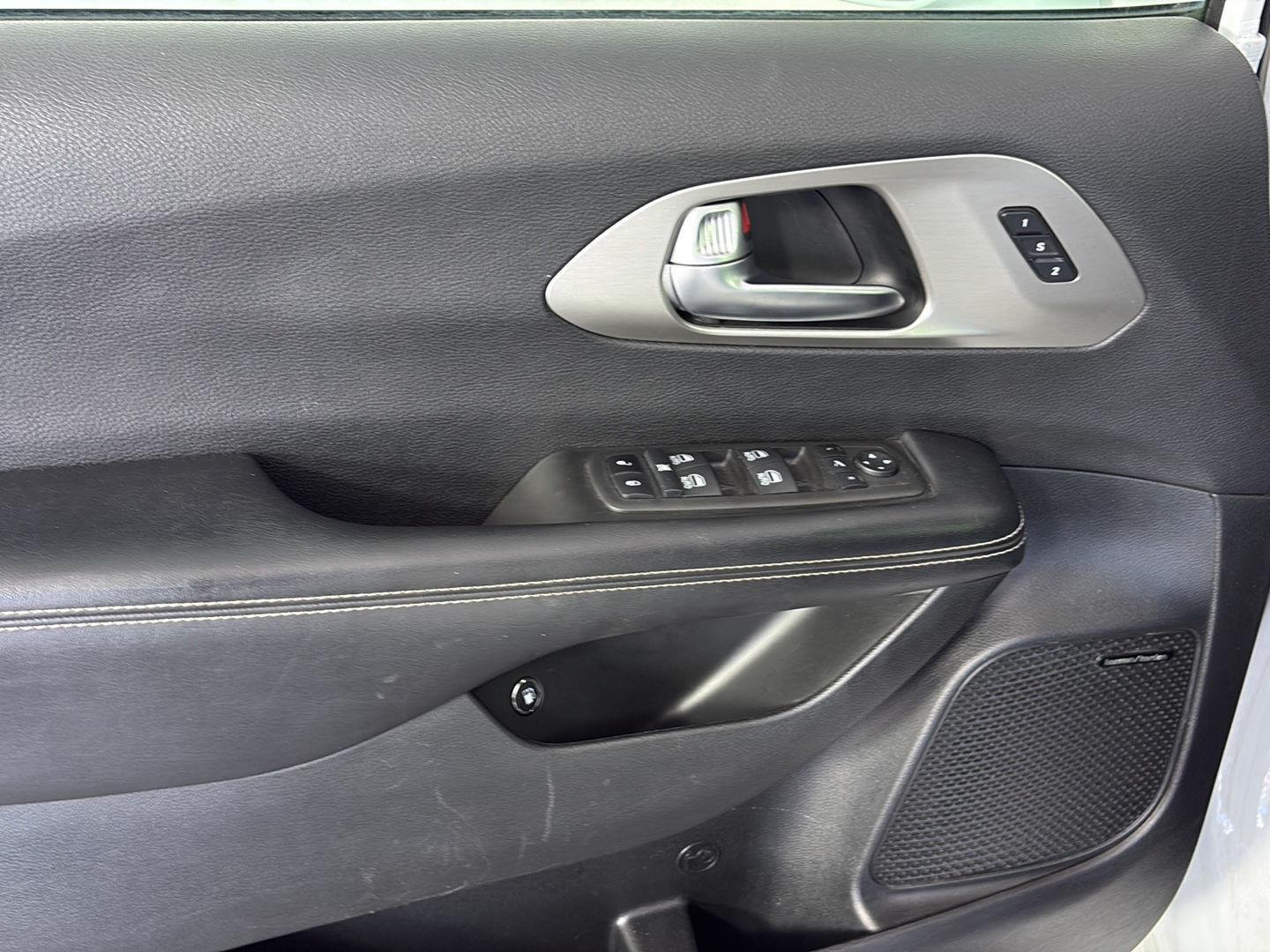 Used 2022 Bright White Clearcoat Chrysler Hybrid Limited image 27