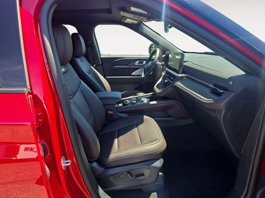 New 2026 Rapid Red Metallic Tinted Clearcoat Ford Platinum image 10