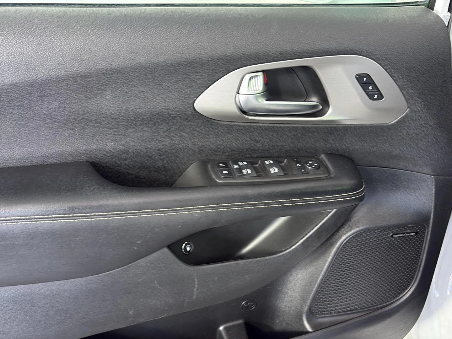 Used 2022 Bright White Clearcoat Chrysler Hybrid Limited image 27