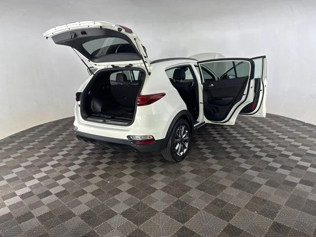 Used 2022 White Kia Nightfall image 16