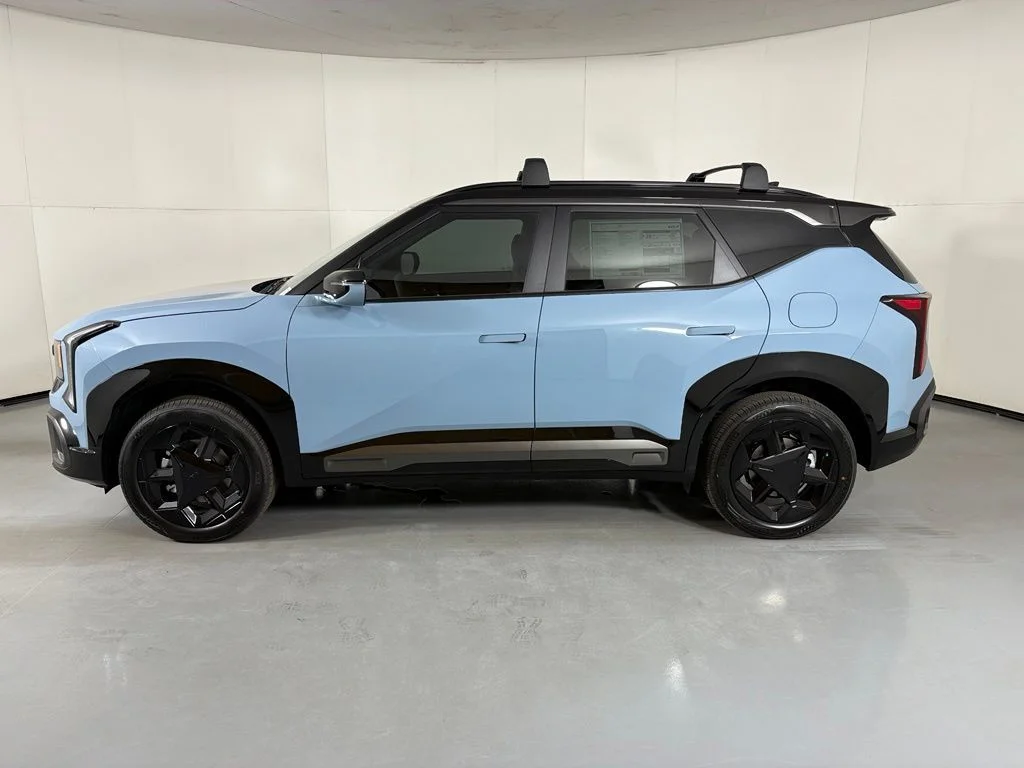 New 2027 Frost Blue / Black Roof Kia X-Line S image 5