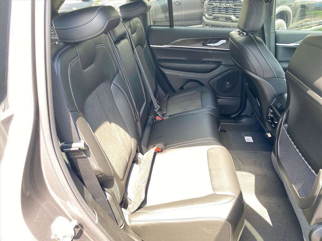 New 2026 Baltic Gray Metallic Clear-Coat Exterior Paint Jeep Altitude image 15