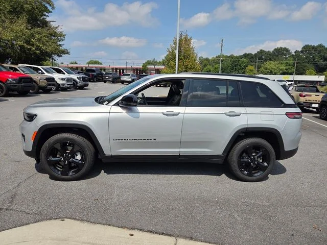 Used 2025 Silver Jeep Limited image 4