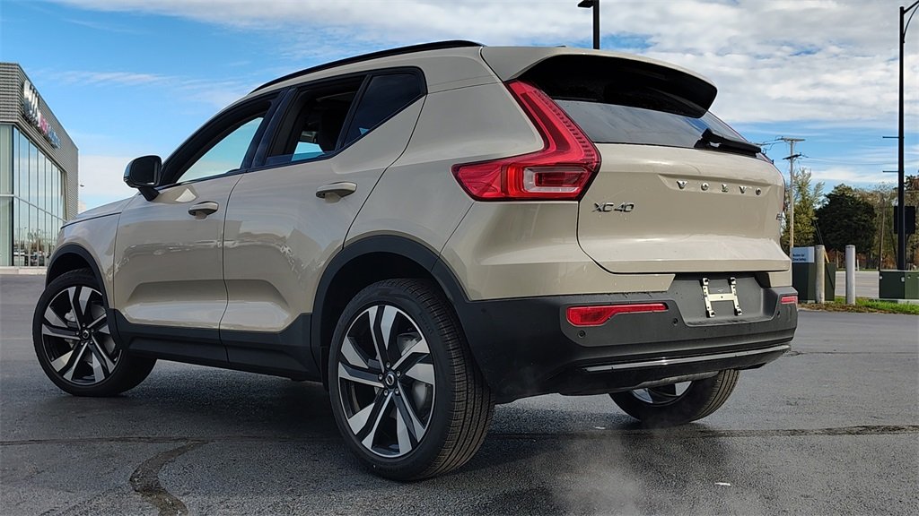 2026 Volvo XC40 photo 3