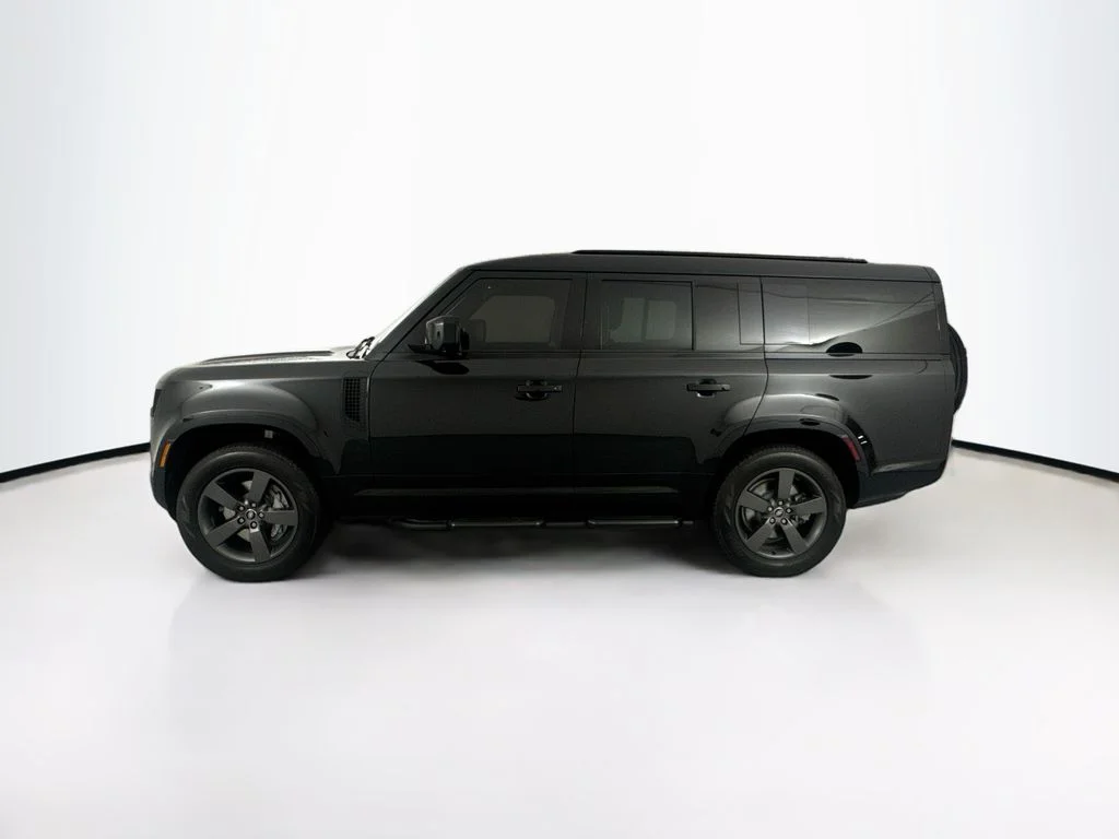 Used 2025 Black Land Rover X-Dynamic SE image 8