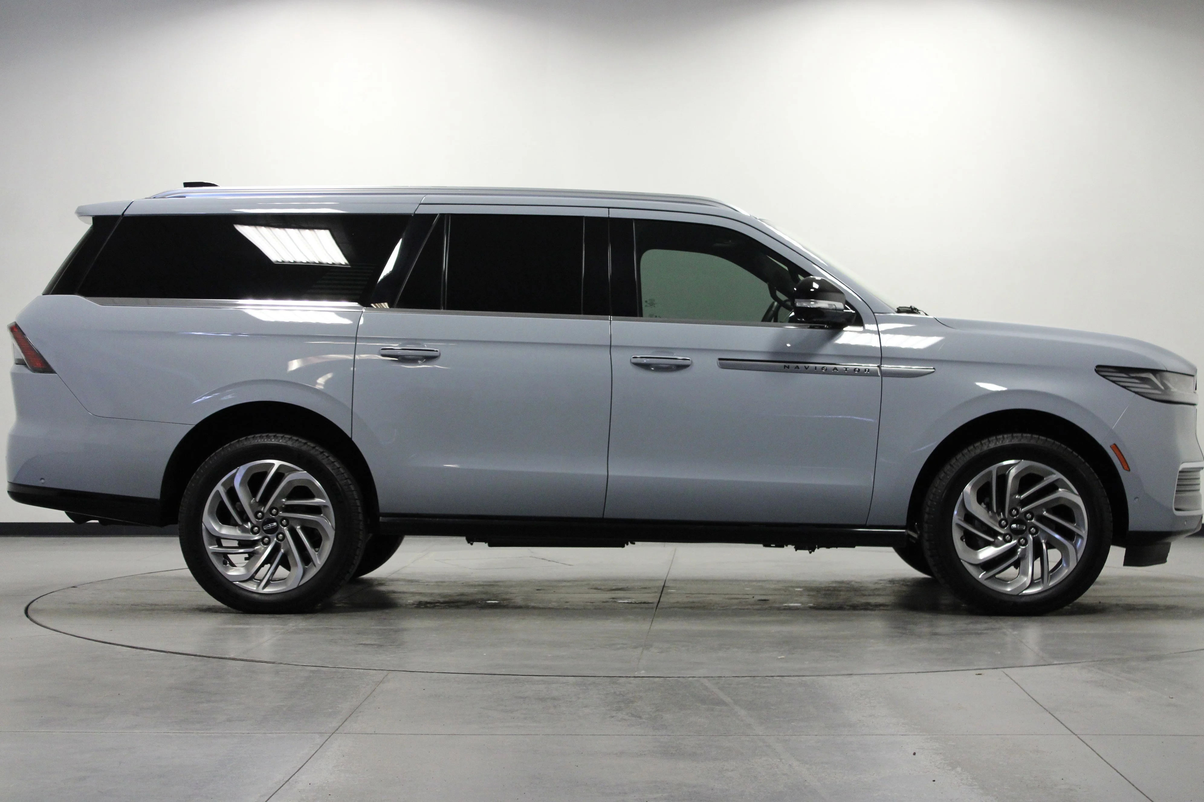 Used 2025 Gray Mist Metallic Tri-Coat Lincoln Reserve image 3