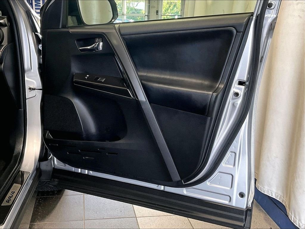 Used 2018 Silver Toyota SE image 12