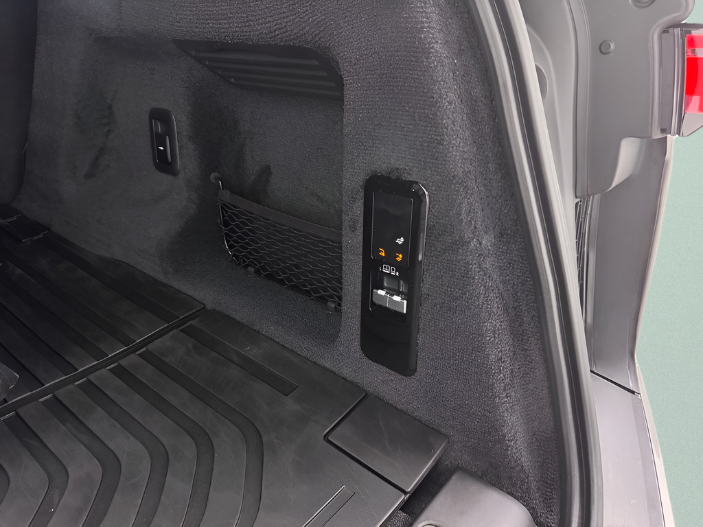 Used 2023  Land Rover SE Dynamic image 37