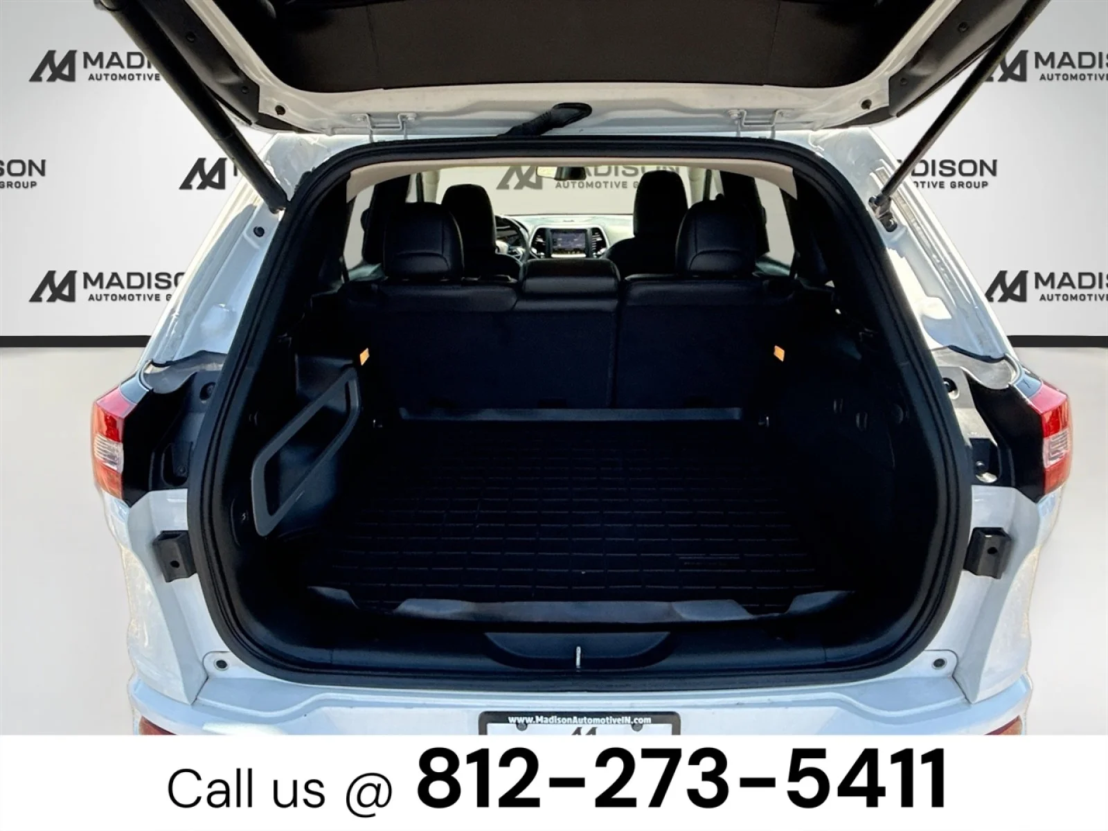 Used 2017  Jeep Overland image 27