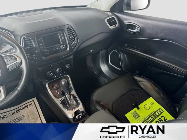 Used 2018 Silver Jeep Latitude image 22