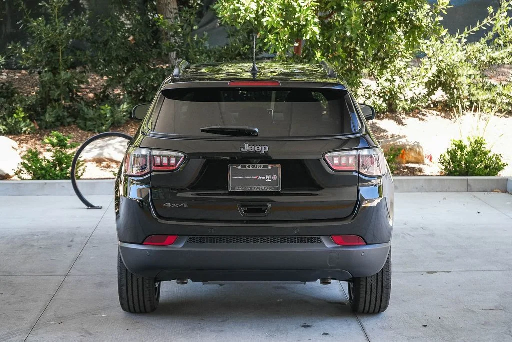 New 2026 Diamond Black Crystal Pearl-Coat Exterior Paint Jeep Limited image 5